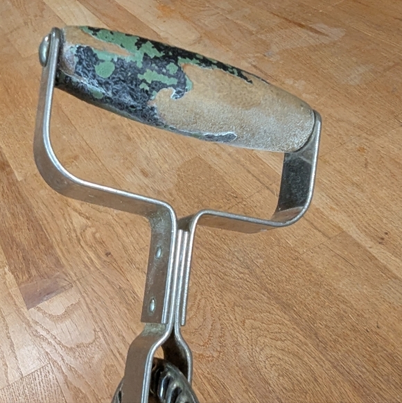 Vintage Silver Hand-Crank Egg Beater Kitchen Tool - Picture 5 of 7